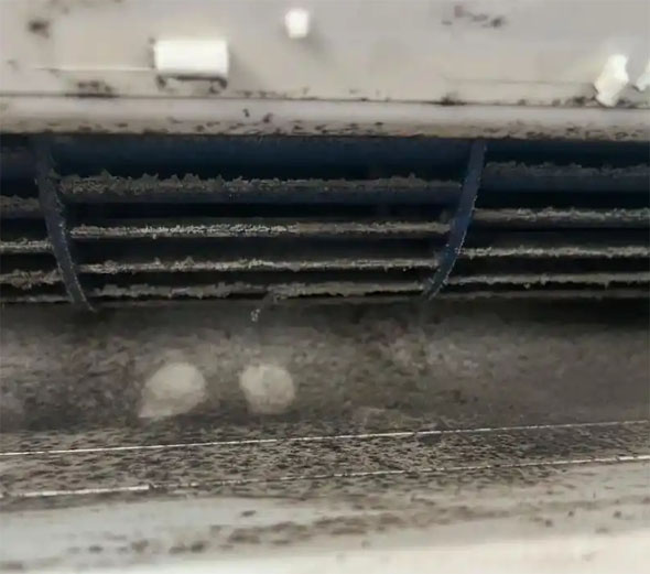 武侯空调吹的风有股烧焦味是怎么回事